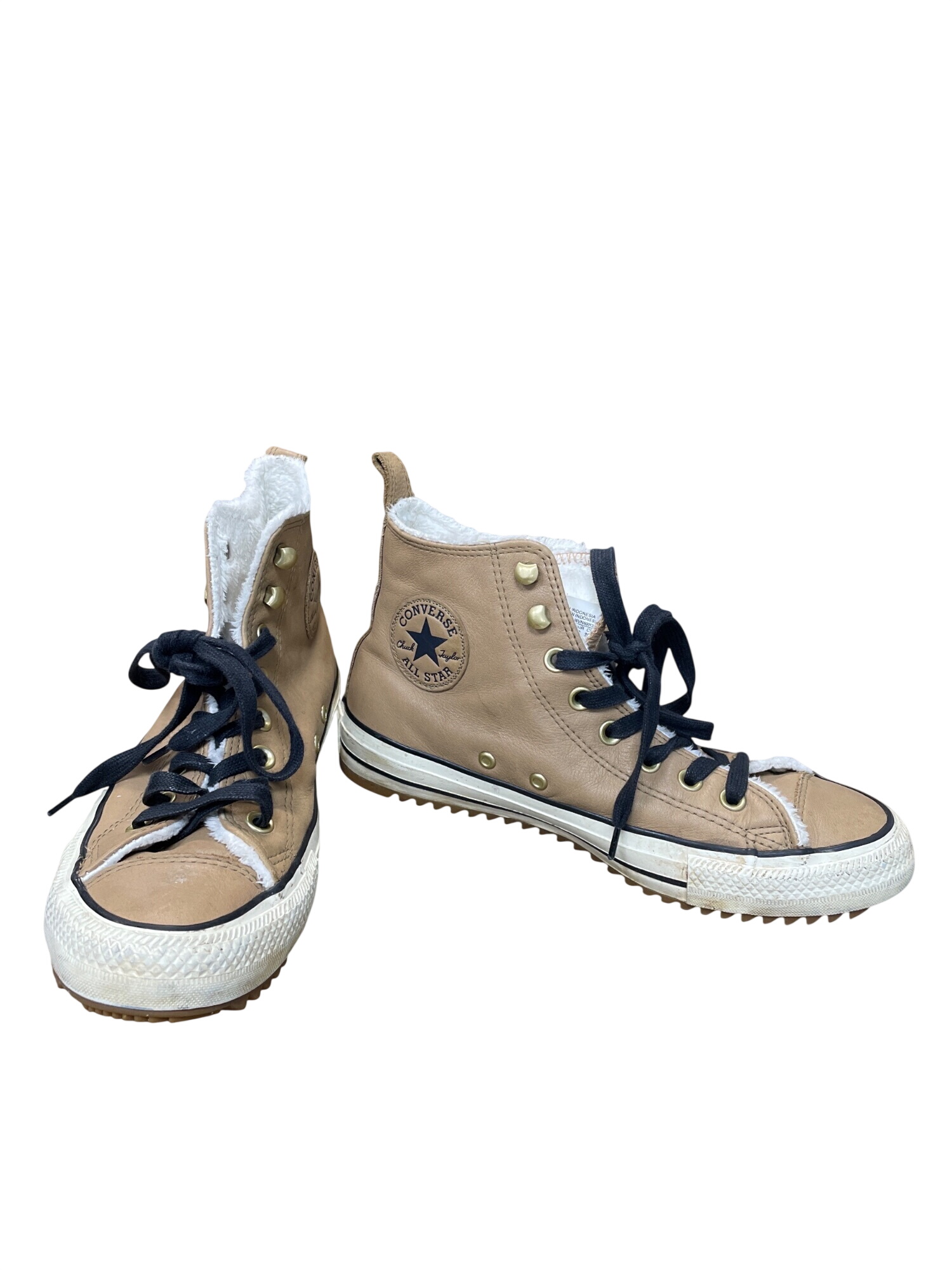 Converese Chuck Taylor unisex M7W9 leather high top lined sneakers
